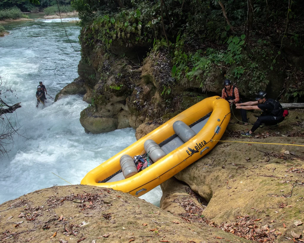 Fotografía del fotografo de naturaleza chiapaneco Jorge Silva en el río Lacanjá